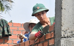 Dân vùng lũ bất ngờ, thích thú khi thấy bộ đội làm nhà đẹp như thợ xây chuyên nghiệp