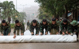 Bộ đội thi công đến 23h đêm, gắng rút ngắn tiến độ khắc phục sạt lở ở Khe Sanh