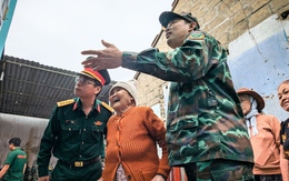 Bàn giao căn nhà đầu tiên trong 'Chiến dịch Quang Trung' cho người dân vùng lũ