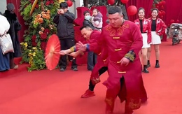 Hai thanh niên nhảy cực cuốn trên nền nhạc sôi động