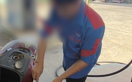 Rút lại xăng, không nhận chuyển khoản của khách hàng, nhân viên bán xăng bị đuổi việc