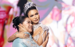 Á hậu Miss Cosmo 2024 có màn 'final walk' xúc động cùng với mẹ