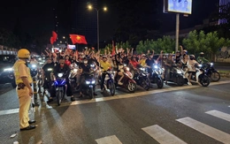 Xuống đường ăn mừng, nhưng không quên tuân thủ Luật Giao thông
