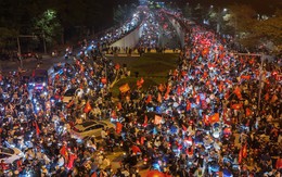 Camera lúc 0h trong đêm U22 Việt Nam chiến thắng: Vui quá là vui, bà con ơi!