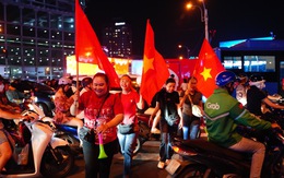 Trực tiếp: Người dân khắp nơi đổ ra đường mừng U22 Việt Nam giành HCV SEA Games 33