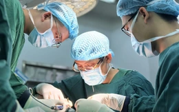 12 giờ vi phẫu cứu bàn tay bị đứt gần rời 4 ngón