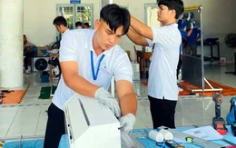Sinh viên Đồng bằng sông Cửu Long 'so găng' tay nghề điện lạnh