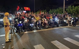Xuống đường ăn mừng, nhưng không quên tuân thủ Luật Giao thông