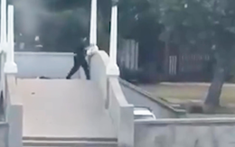 Video bé gái 14 tuổi lấy thân che chắn 2 đứa trẻ trong vụ xả súng làm nhiều người chết ở Úc