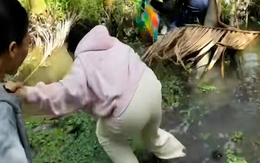 Nhóm bạn cười như được mùa khi thấy cô gái ngã xuống mương