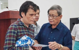 Báo Tuổi Trẻ tặng quà hỗ trợ người mù vùng lũ Khánh Hòa