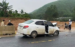 Tài xế ô tô buồn ngủ tông vào dải phân cách trên cao tốc, một em bé thiệt mạng