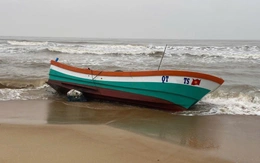 Tàu cá trôi dạt vào bãi tắm Cửa Tùng, ngư dân ra khơi một mình nghi mất tích
