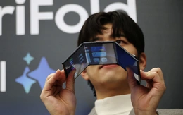 Samsung bất ngờ tung điện thoại gập ba đầu tiên, giá hơn 70 triệu đồng