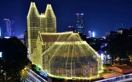 Nhà thờ Đức Bà lên đèn đón Giáng sinh, người dân nô nức đến check-in