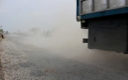 Đường Xuyên Á 'nát như tương', doanh nghiệp vận tải bỏ 300 triệu đồng ra vá tạm