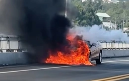 Xe Mercedes bất ngờ bốc cháy dữ dội trên cầu Rạch Miễu