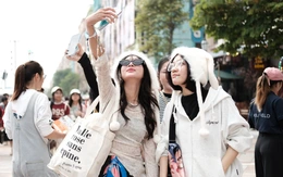 Hàng chục ngàn khán giả đổ về Y-Concert dài 10 tiếng, mang theo cả đồ ăn thức uống