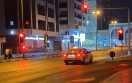 Tài xế gây sốt vì dừng đèn đỏ lúc 4h sáng