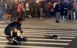 Camera ghi hình người đàn ông ném bom khói, đâm dao làm nhiều người thương vong ở Đài Loan