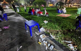 Rác ngập lối đi tại Liên hoan ẩm thực quốc tế Huế