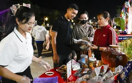 Về Vĩnh Phong ăn bánh canh, dạo chợ nổi, thả đèn hoa đăng