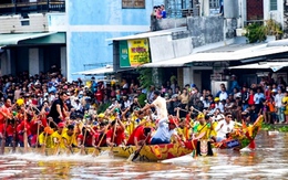 Đua ghe ngo ở Cà Mau, người dân leo lên mái nhà để xem