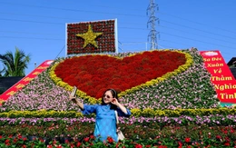 Trái tim làng hoa Sa Đéc được kết bằng 1.500 giỏ hoa thu hút khách chụp ảnh