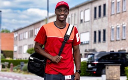 Cựu cầu thủ Man Utd vừa đưa thư, vừa thi đấu tại Bỉ