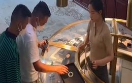 Nữ nhân viên bán trang sức cao tay khi gặp khách hàng gian dối