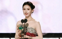 Triệu Lộ Tư 'khuấy đảo' Tinh Quang Đại Thưởng, là nghệ sĩ có sức ảnh hưởng của năm