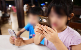 Con chơi game, lên mạng xã hội sớm: Cấm hay 'nương theo'?