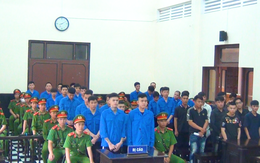 Mang súng và dao kiếm hỗn chiến vì mâu thuẫn nợ tiền xăm hình, 31 người ra tòa