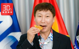 Bản tin 30s Nóng: Chiếc huy chương bằng vàng 24K đặc biệt dành cho HLV Kim Sang Sik