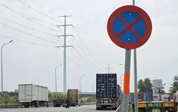 Xe đầu kéo, container đậu hàng dài trên đường dẫn cao tốc, hướng ra đường Võ Chí Công dù có biển cấm