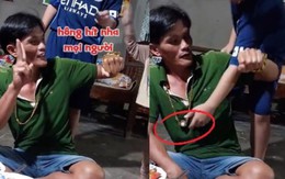 Bé trai làm ông chú quê một cục khi vàng dính nam châm