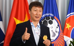 HLV Kim Sang Sik được tặng huy chương làm từ 33 chỉ vàng trị giá hơn 500 triệu đồng