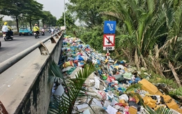 Quăng rác thành đống dưới chân cầu ở TP.HCM, UBND xã sẽ trích xuất camera phạt nguội