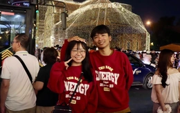 Trời vừa tạnh mưa, nhiều nhà thờ, xóm đạo ở TP.HCM đông nghẹt người dự lễ, đón Noel