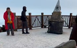 Băng giá phủ trắng đỉnh Fansipan, nhiều du khách thích thú check-in