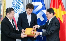 HLV Kim Sang Sik và tấm huy chương 33 chỉ vàng 24K có giá hơn 500 triệu đồng