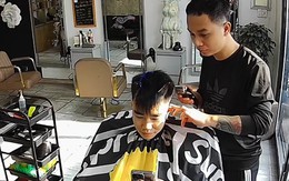 Anh thợ cắt tóc phối hợp nhịp nhàng khi thấy có người mượn tiền của khách