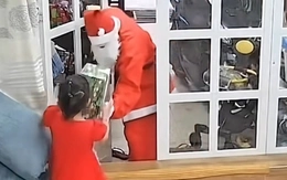 Tan chảy khoảnh khắc bé gái bất ngờ gặp 'ông già Noel ngoài đời thật'