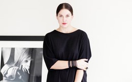 Sếp công ty thời trang: Sáng 'xem bói', chiều dắt chó đi dạo