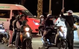 Cô gái ngượng đỏ mặt vì bạn trai hát mừng sinh nhật khi chờ đèn đỏ