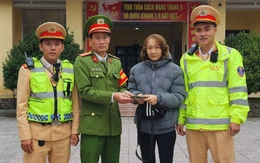 Nhặt được túi xách có 23 triệu đồng, CSGT lập tức đi tìm ‘khổ chủ’