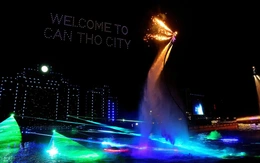 Cả chục ngàn người chen chân xem khai mạc Lễ hội Văn hóa sông nước Cần Thơ