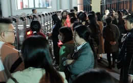 Khán giả tức giận vì đứng đợi, 20h31 concert Về đây bốn cánh chim trời mới báo hoãn