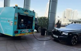 Xe hết xăng giữa đêm, đặt mang cả trạm xăng đến tận nhà