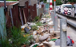 Rác sinh hoạt, rác xây dựng đổ tràn lan như trêu ngươi ở TP.HCM